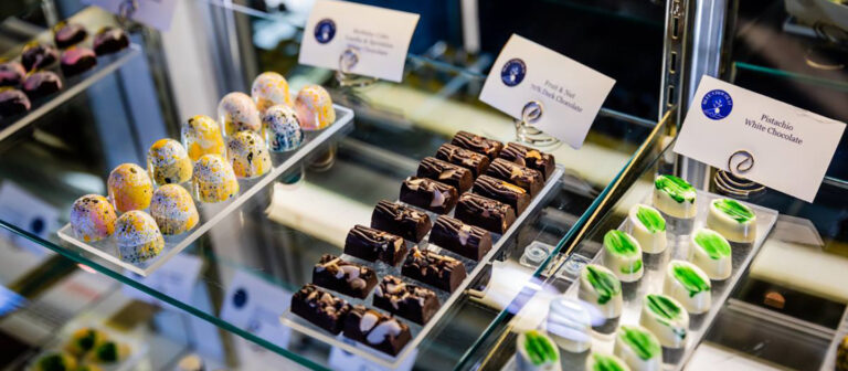 ad blue chocolat display case 2 fb 3 768x336