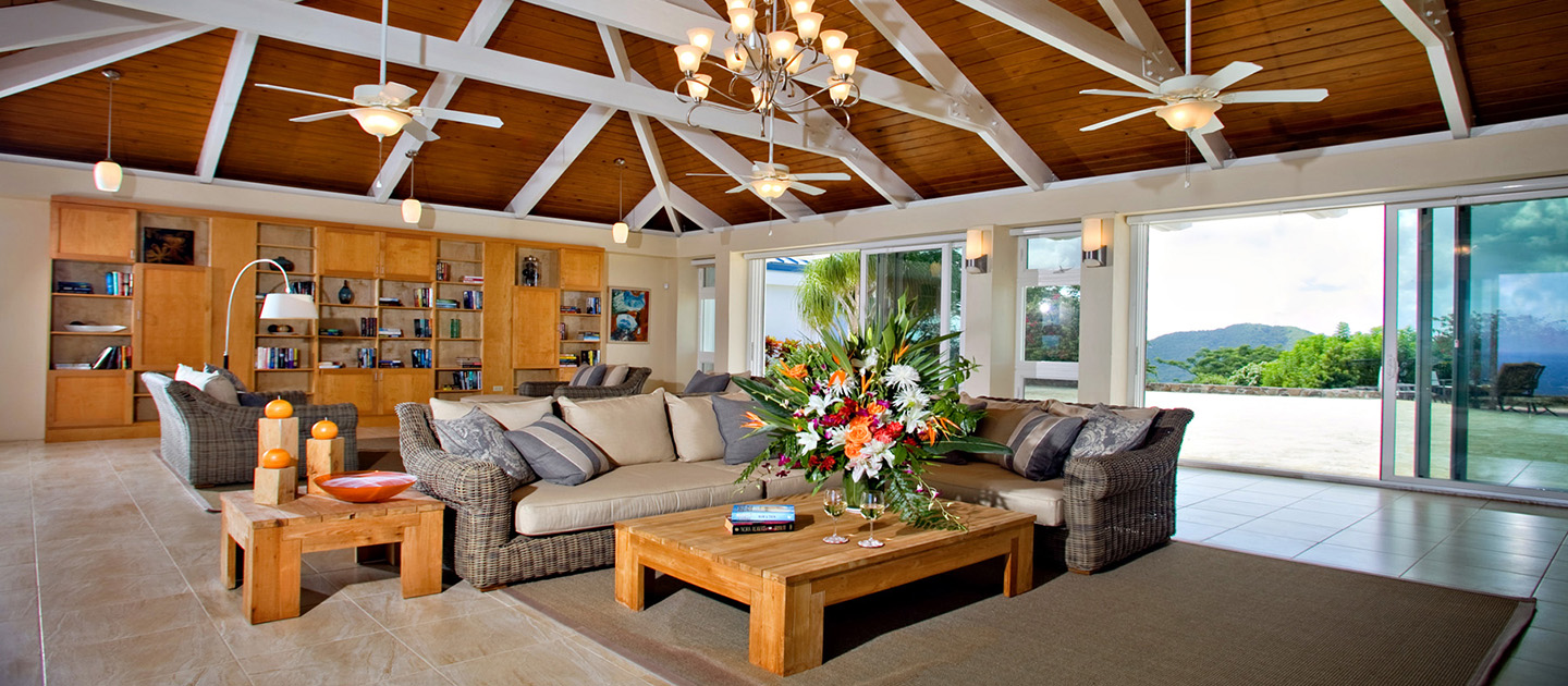 feat villa clairmont living room