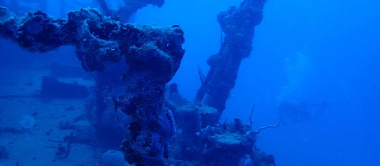 feat wrecks dive 01