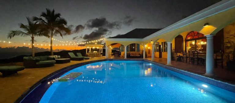 gallery calabash vacations rental at night 1024x448 1 768x336