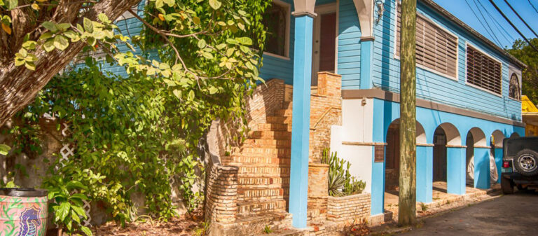 ad caribbean breeze vacation rentals exterior 768x337
