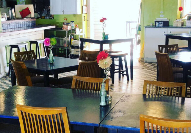 feat_pollys-at-the-pier_inside