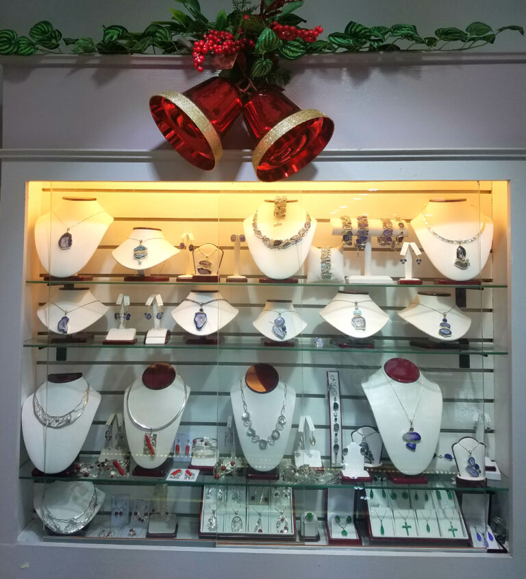 tropical bracelet christmas display 768x845
